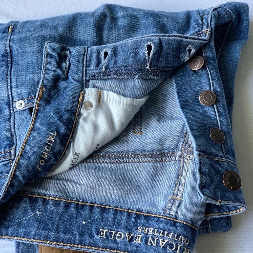 AE Light wash Tomgirl Jeans